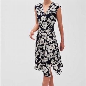 NWT❗️Banana Republic Navy & White Floral Wrap Dress
